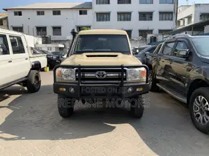 Toyota Land Cruiser 4.6 V8 GX 2016 Yellow