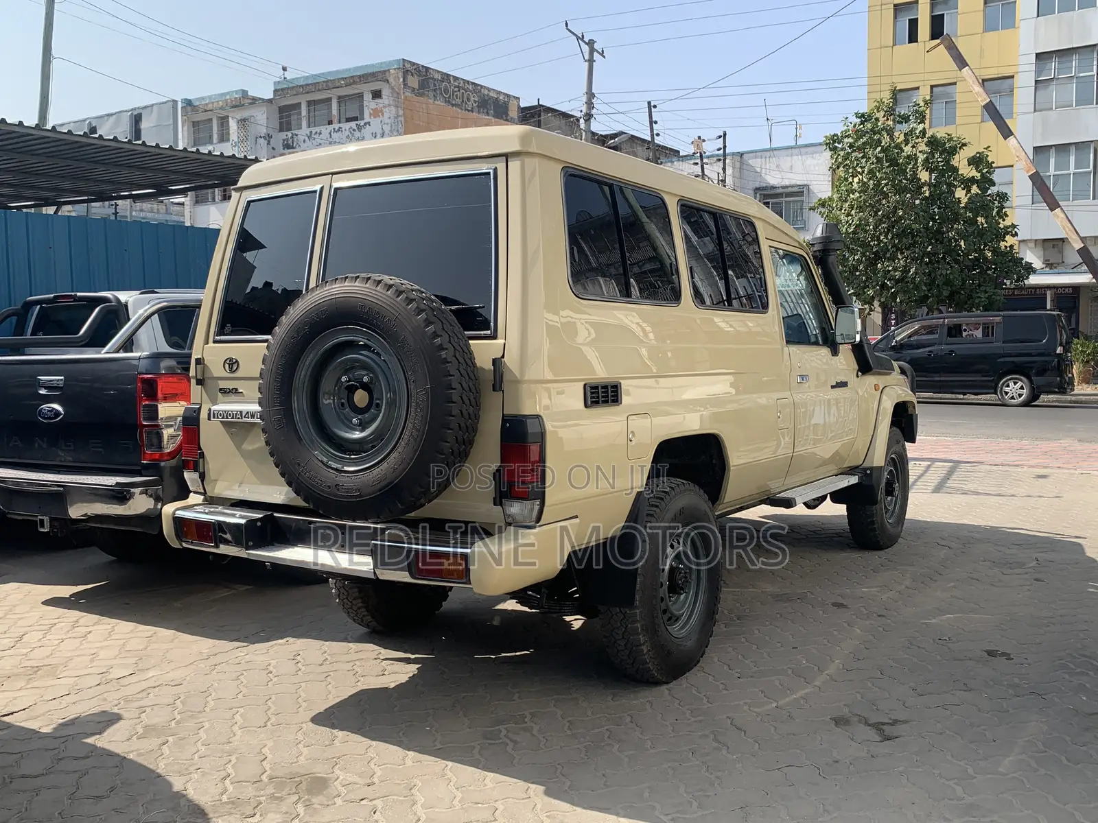 Toyota Land Cruiser 4.6 V8 GX 2016 Yellow