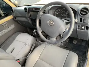Toyota Land Cruiser 4.6 V8 GX 2016 Yellow