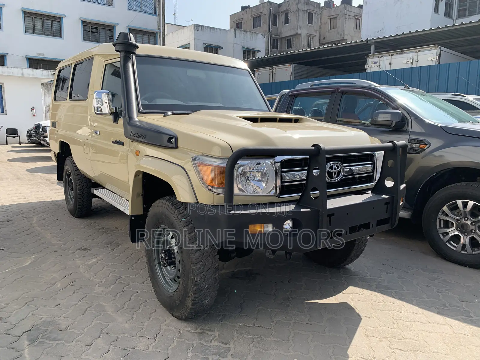 Toyota Land Cruiser 4.6 V8 GX 2016 Yellow
