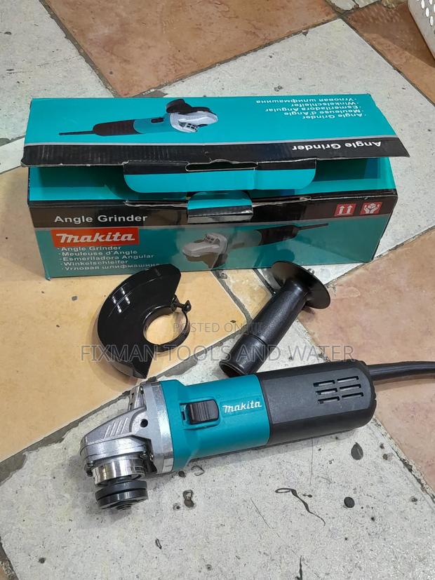 New Makita Angle Grinder 4.5  Inches 840 Watts Free Disc