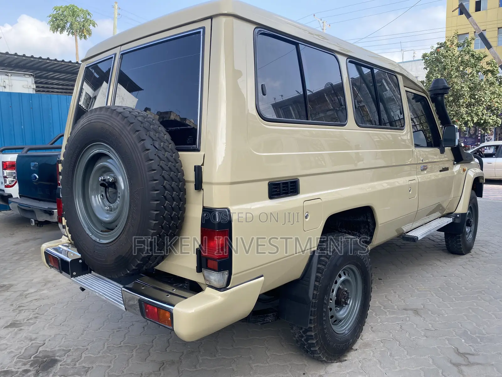 Toyota Land Cruiser 4.6 V8 GX 2018 Beige