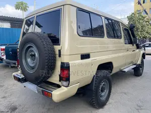 Toyota Land Cruiser 4.6 V8 GX 2018 Beige