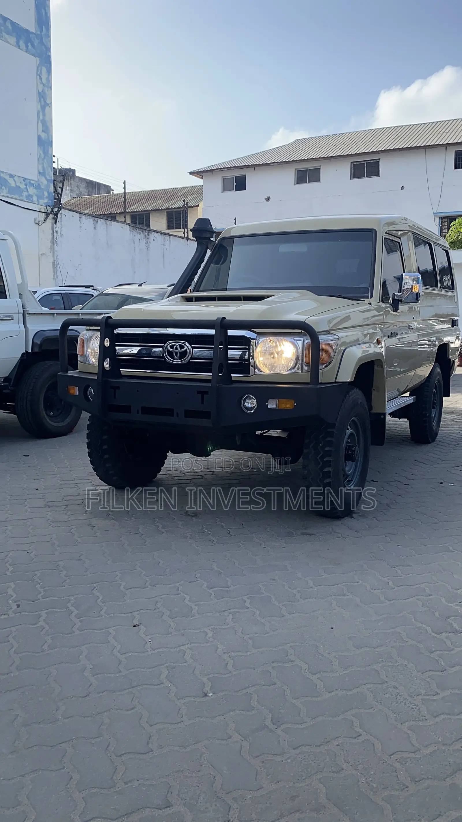 Toyota Land Cruiser 4.6 V8 GX 2018 Beige