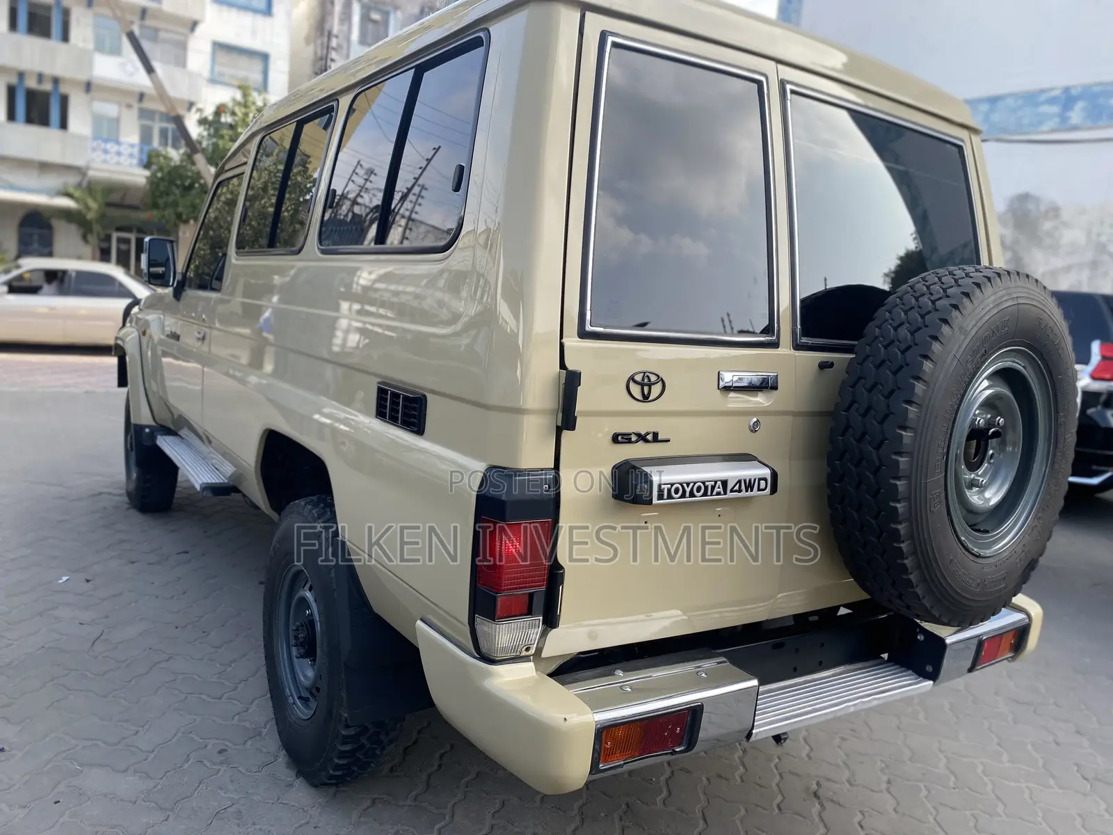 Toyota Land Cruiser 4.6 V8 GX 2018 Beige