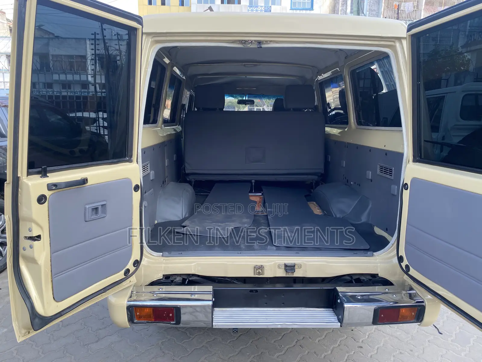 Toyota Land Cruiser 4.6 V8 GX 2018 Beige