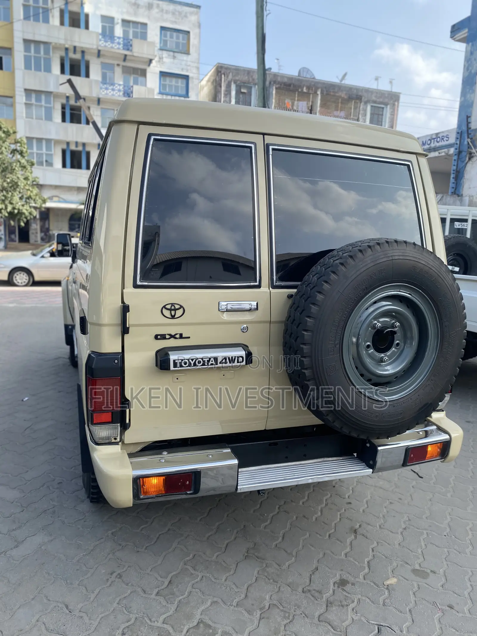 Toyota Land Cruiser 4.6 V8 GX 2018 Beige