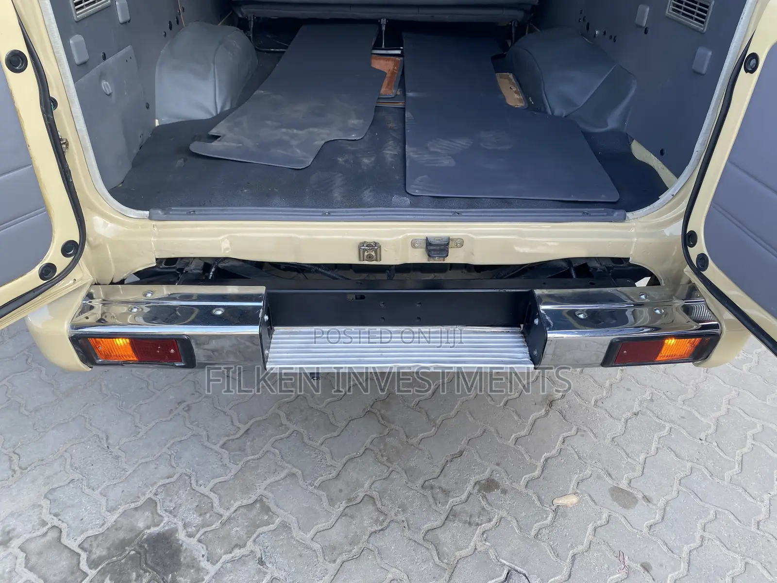 Toyota Land Cruiser 4.6 V8 GX 2018 Beige