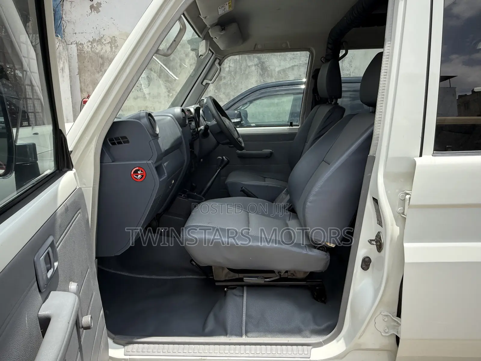 Toyota Land Cruiser 4.6 V8 GX 2018 White