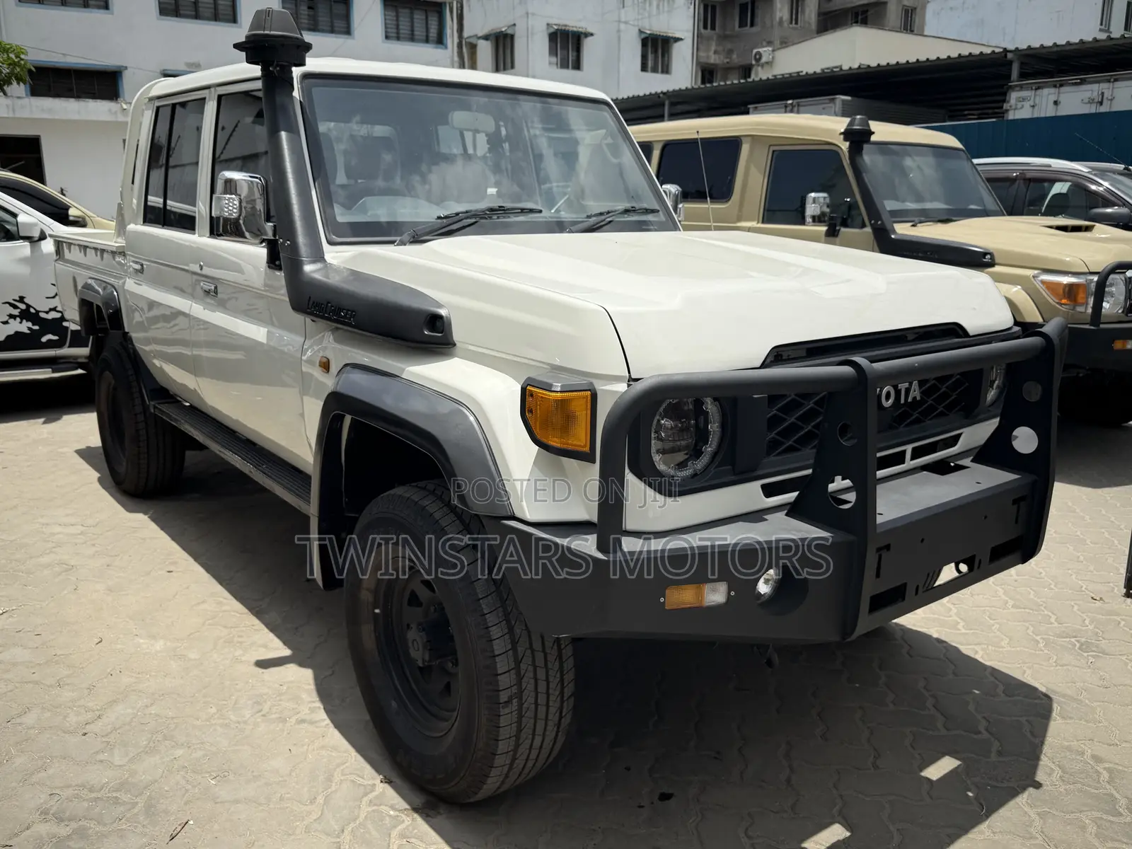 Toyota Land Cruiser 4.6 V8 GX 2018 White