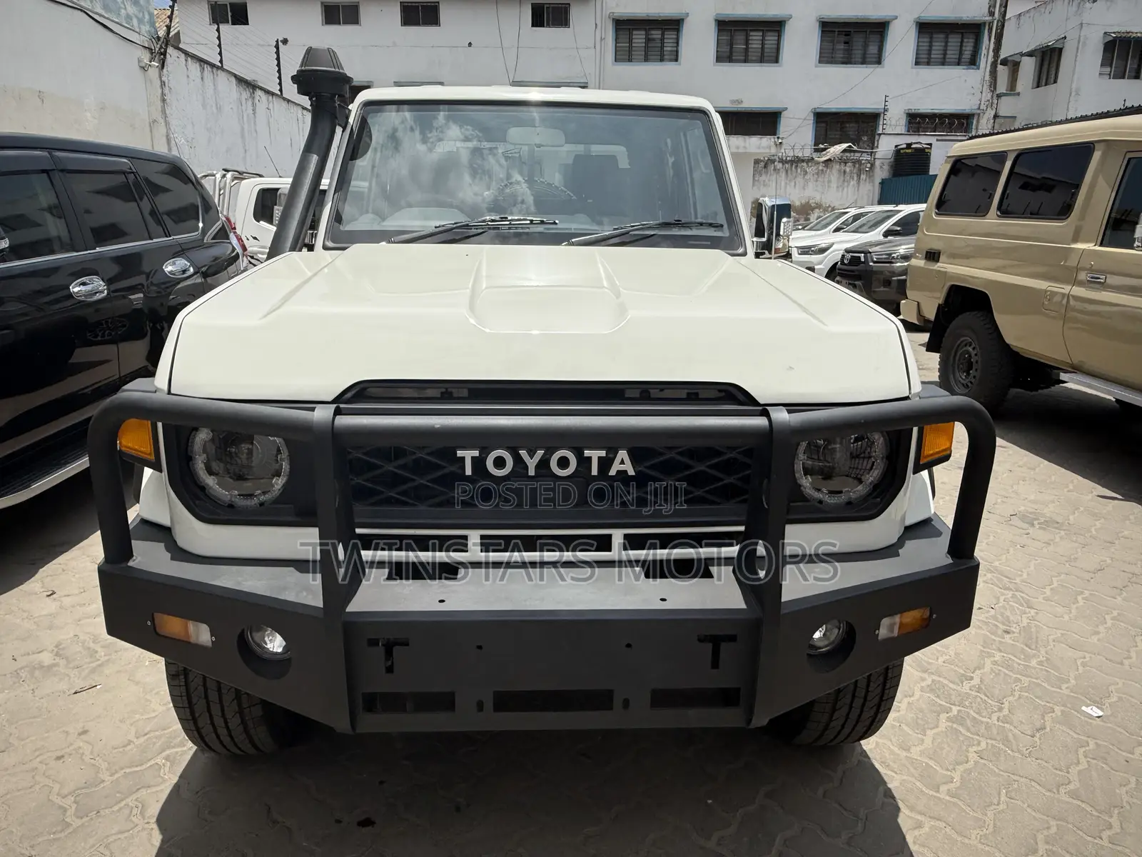 Toyota Land Cruiser 4.6 V8 GX 2018 White