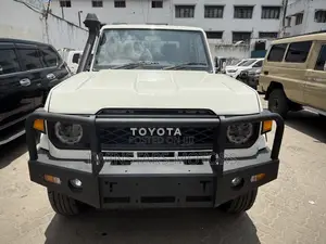 Toyota Land Cruiser 4.6 V8 GX 2018 White