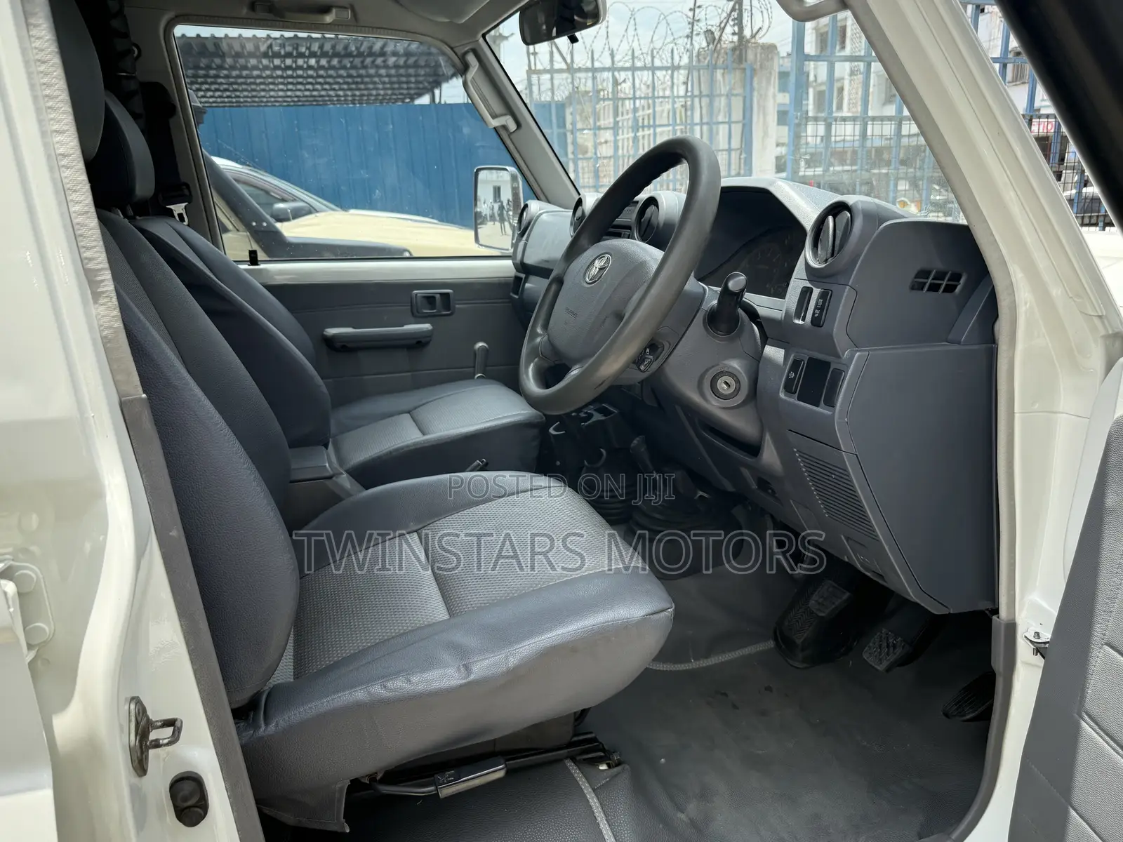 Toyota Land Cruiser 4.6 V8 GX 2018 White