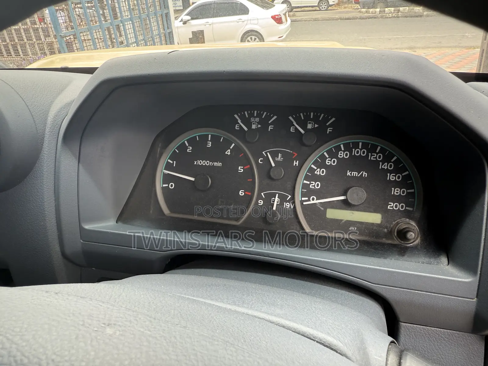 Toyota Land Cruiser 4.6 V8 GX 2018 Beige