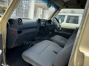 Toyota Land Cruiser 4.6 V8 GX 2018 Beige