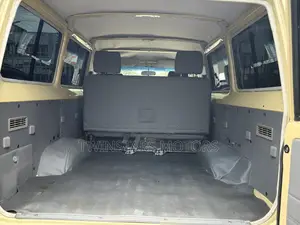 Toyota Land Cruiser 4.6 V8 GX 2018 Beige