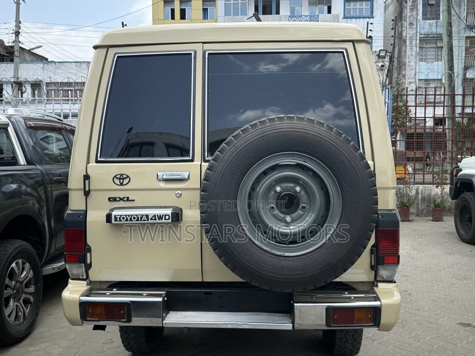 Toyota Land Cruiser 4.6 V8 GX 2018 Beige
