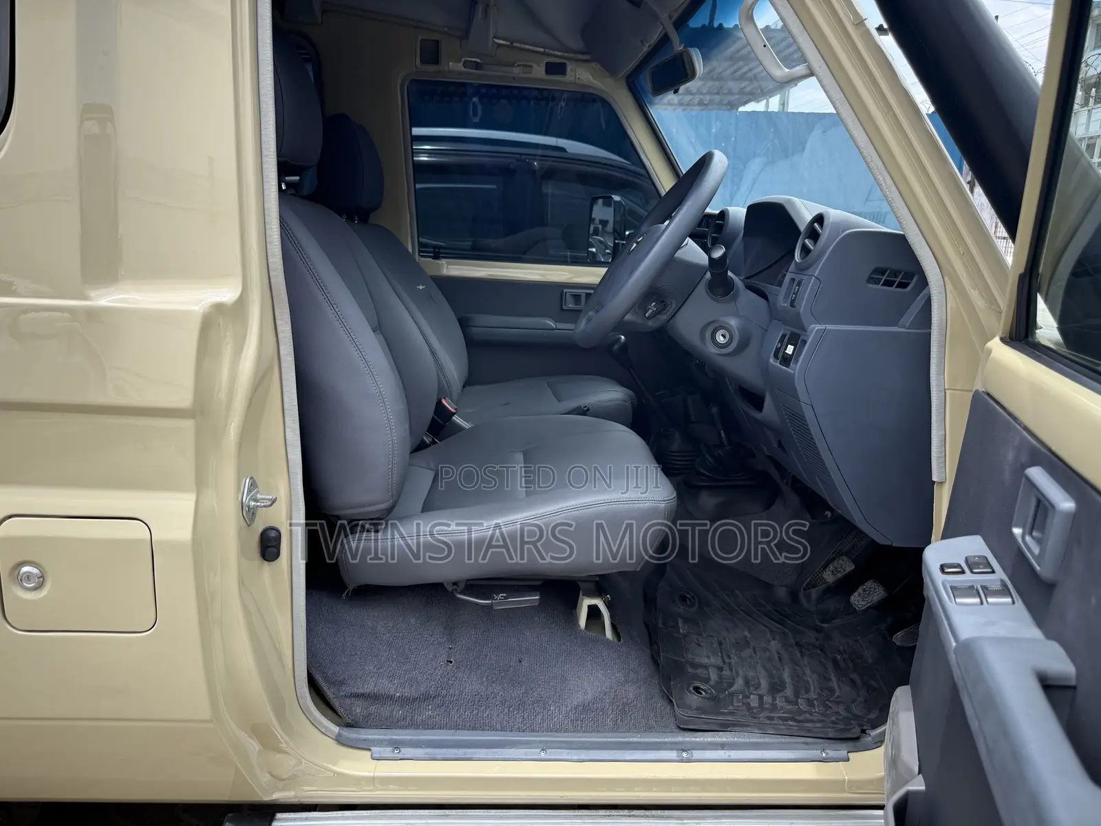 Toyota Land Cruiser 4.6 V8 GX 2018 Beige