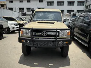 Toyota Land Cruiser 4.6 V8 GX 2018 Beige