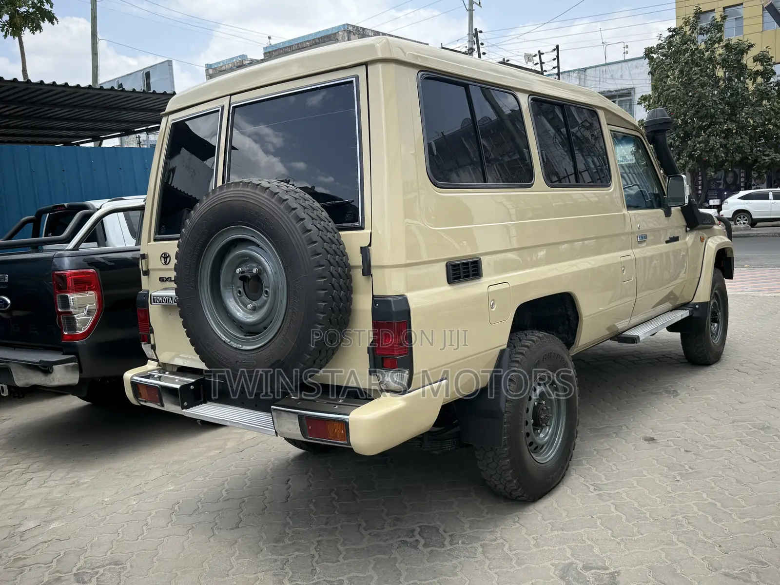 Toyota Land Cruiser 4.6 V8 GX 2018 Beige