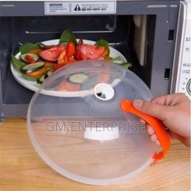 Microwave Food Cover With a Handle