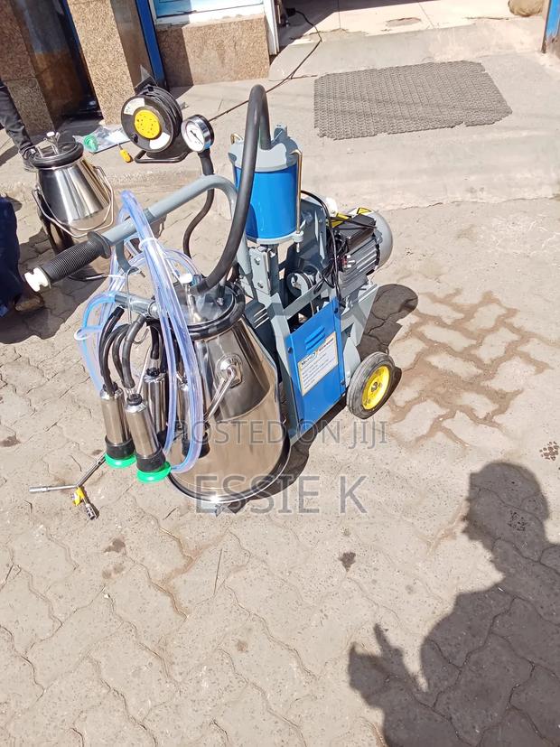 Single Barrel Electric Cow Milking Machine - main view