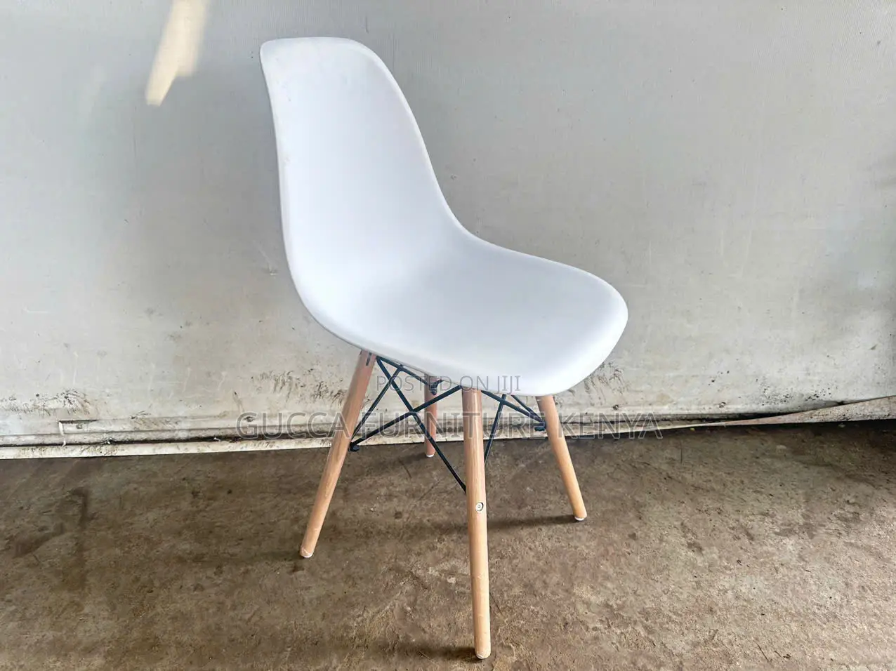 Home Chairs: White Molded Plastic Dining and Coffee Chair