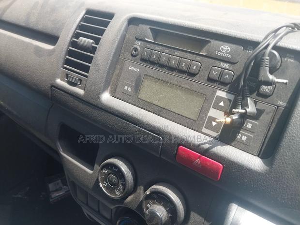 Toyota HiAce 2017 White - thumbnail 3