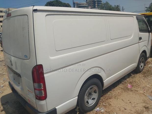 Toyota HiAce 2017 White - thumbnail 4