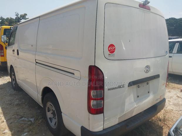 Toyota HiAce 2017 White - thumbnail 5
