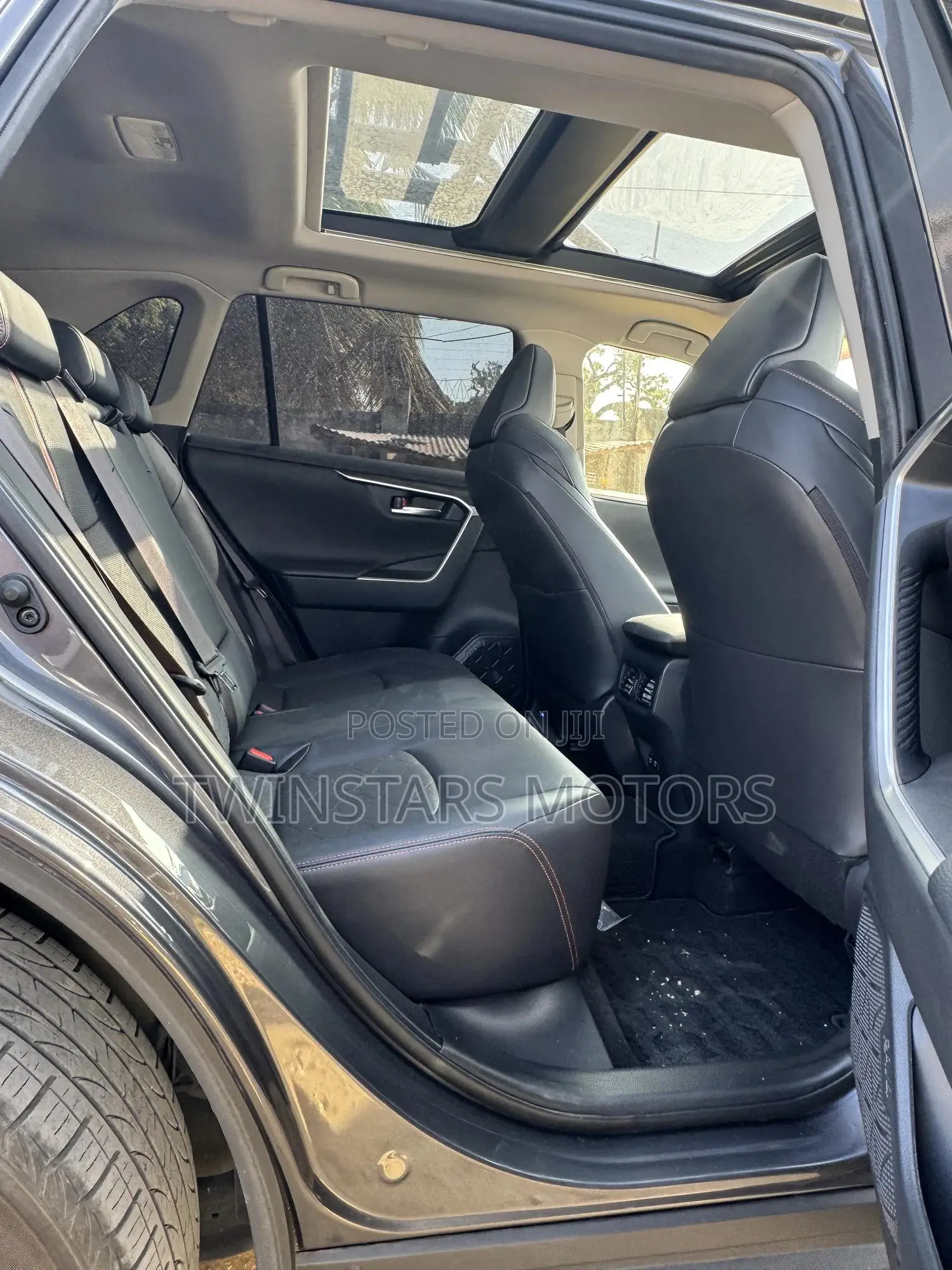 Toyota RAV4 XLE Premium FWD 2019 Gray