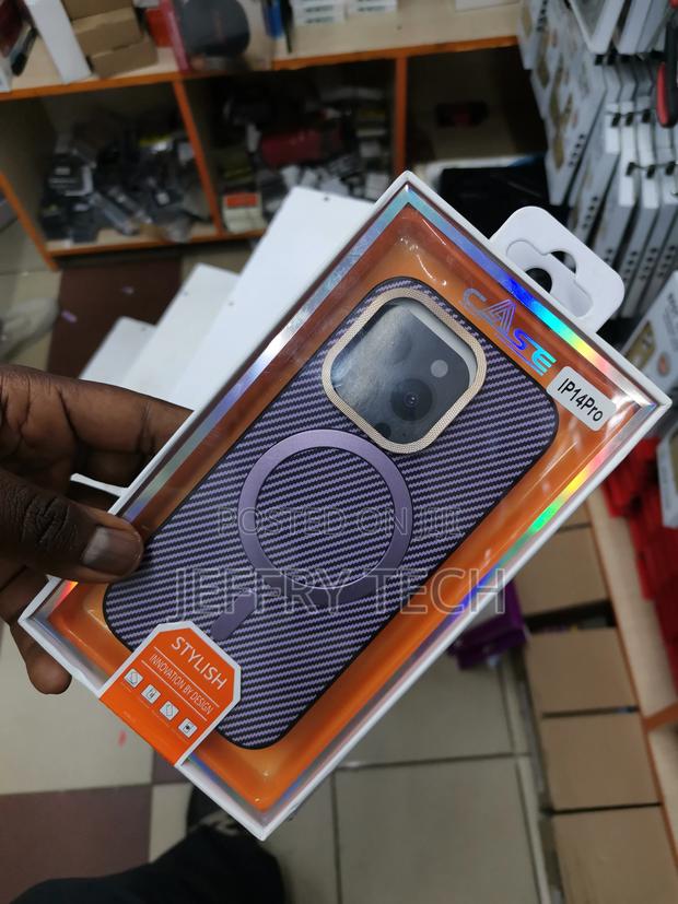 Carbon Fiber Patterned Magnetic Cases for iPhone 14 Pro - thumbnail 3