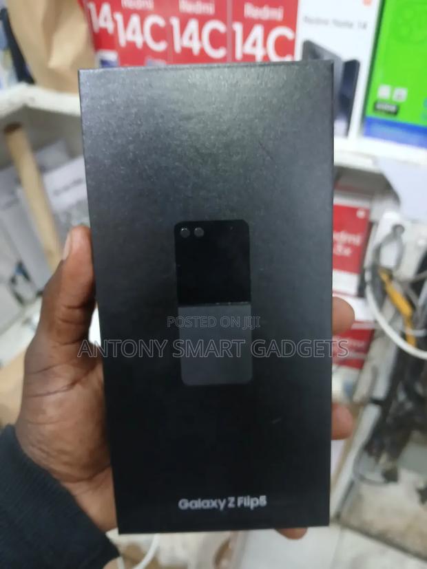 New Samsung Galaxy Z Flip 5 256 GB Gray - thumbnail 2