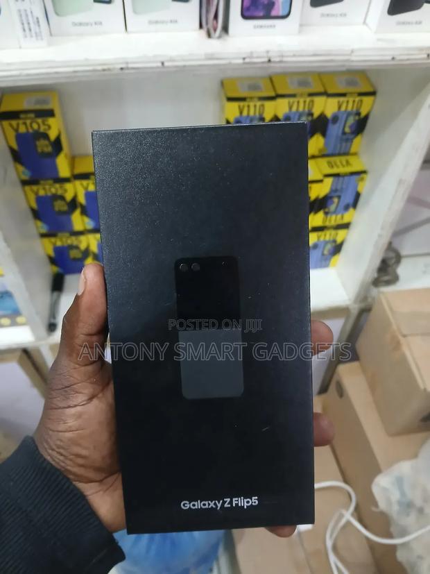 New Samsung Galaxy Z Flip 5 512 GB Gray - thumbnail 2