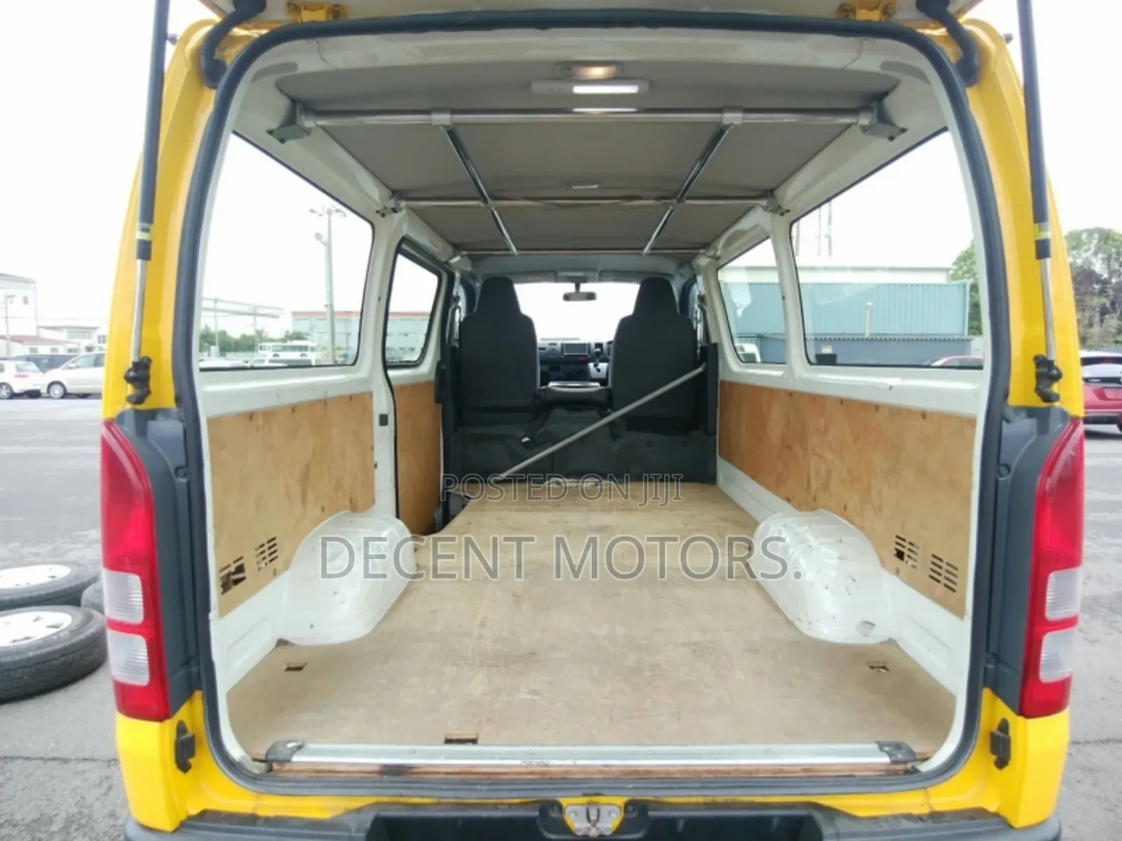 Toyota HiAce 2018 Yellow