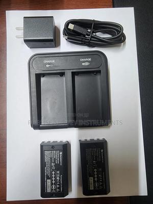 Universal Survey Instruments Charger and Battery - main view