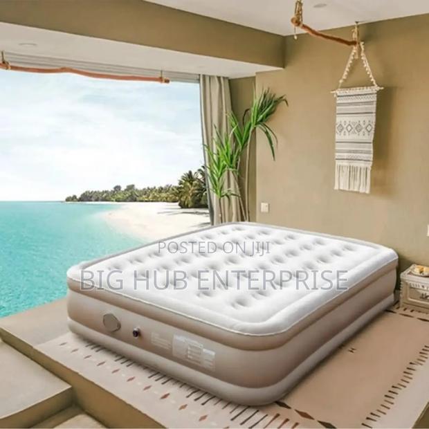 *Inflatable Queen Size Airbed Mattress - main view