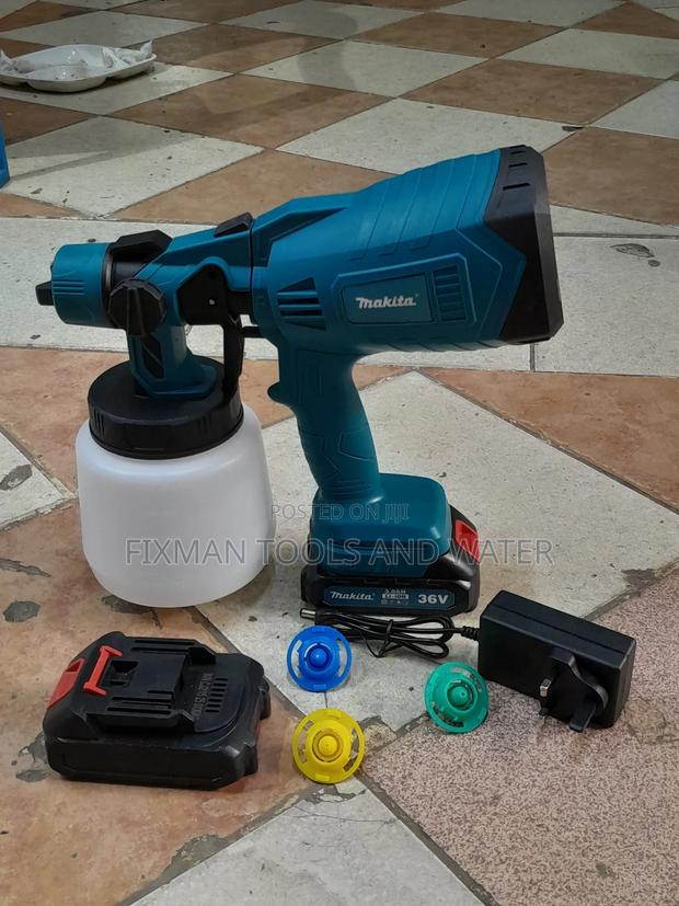 Makita Spray Gun Cordless  2 Battery  Charger And Extra 3 Nozzle