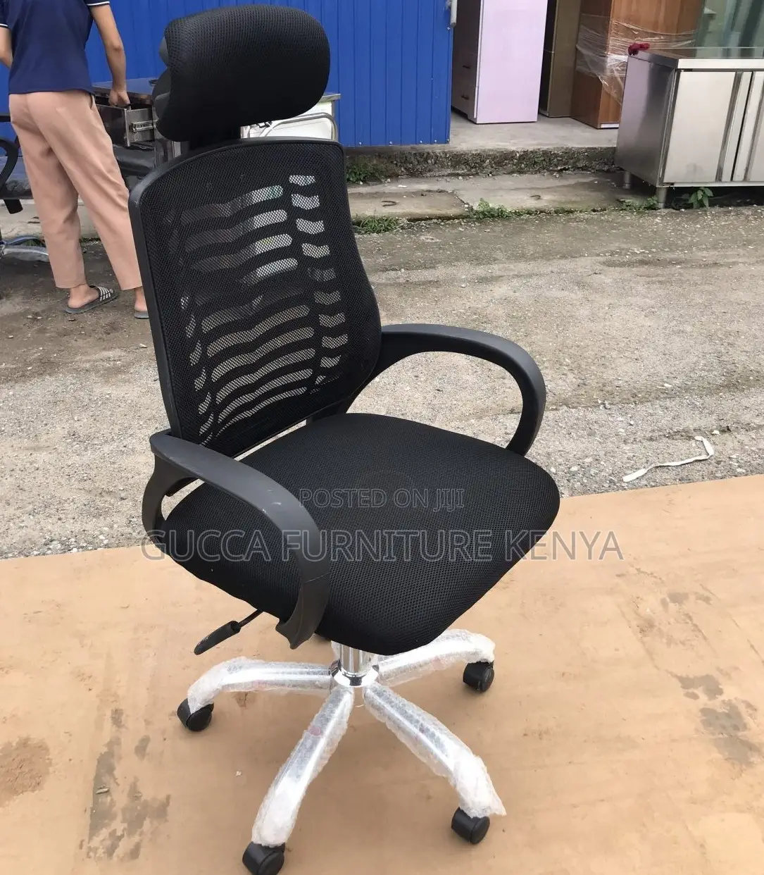 Office Chairs: Simple High Back Swivel Chair With Headrest