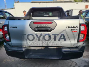 Toyota Hilux 2023 Silver