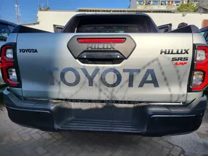Toyota Hilux 2023 Silver