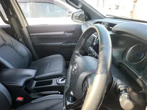 Toyota Hilux 2019 Silver
