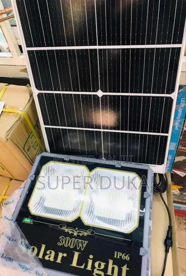 300w Solar Floodlight. Auto on Off 6 to 6.Best Quality