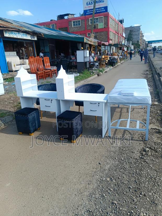 2 Manicure Sets And A Massage Bed, Black And White..... - thumbnail 3