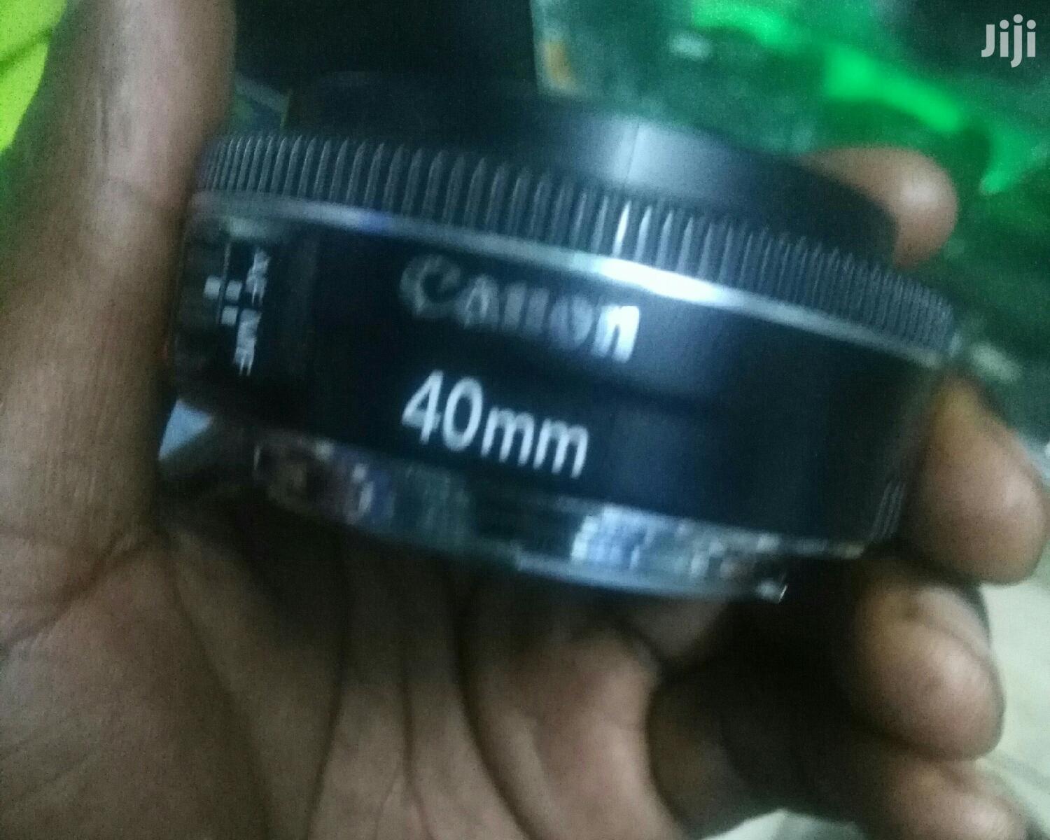 Canon 40mm F2.8 Lens for Blurring Background