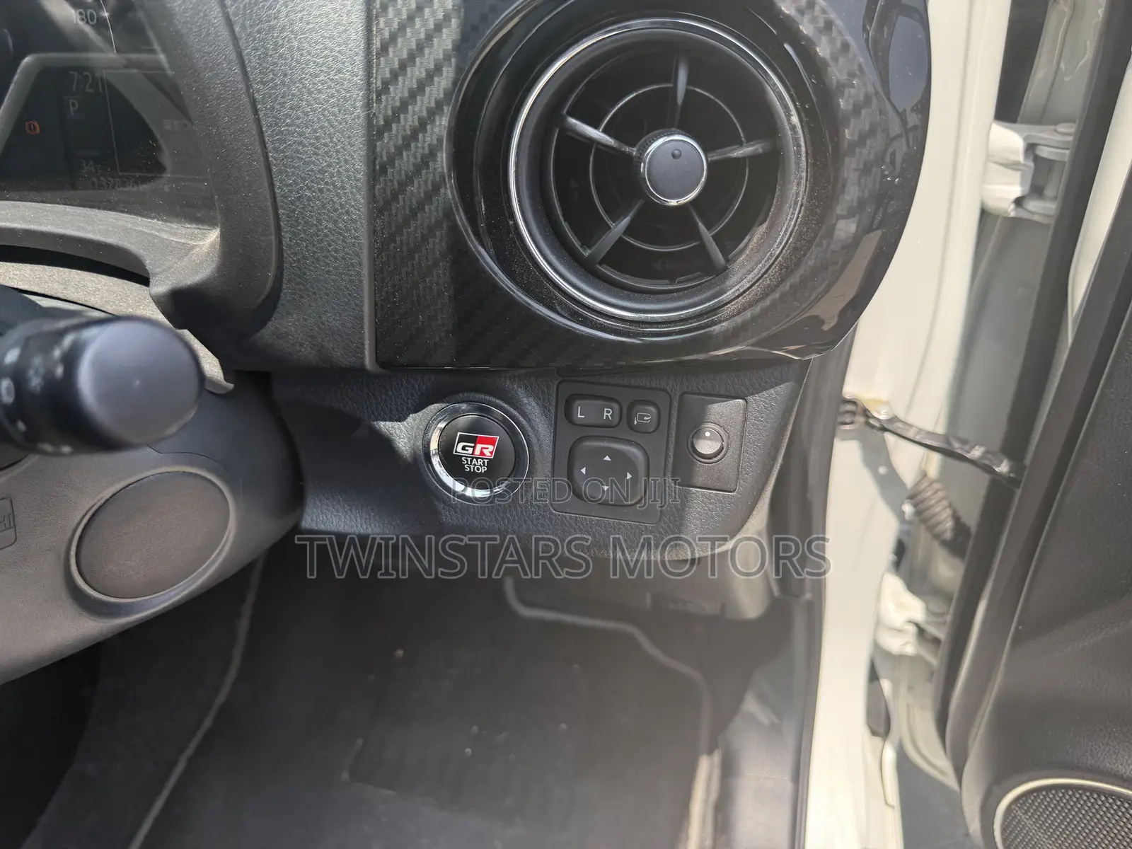 Toyota Vitz 1.5 FWD Hybrid 5dr 2018 White