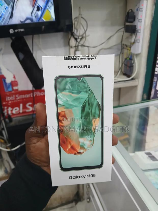 New Samsung Galaxy M05 64 GB Green - main view