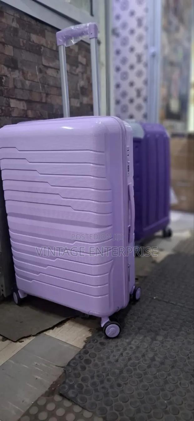 Single Unbreakable Medium Size Suitcase - thumbnail 3
