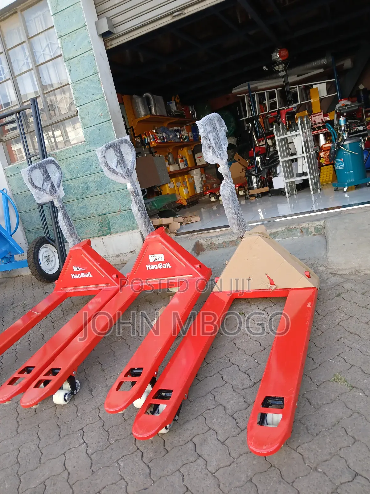 Hydraulic Hand Pallet Truck -3000kg .
