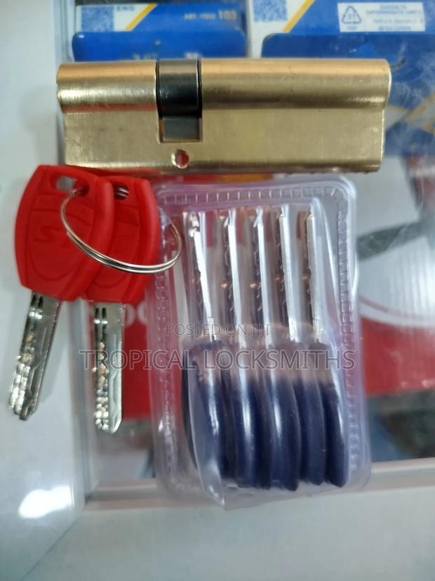 Cylinder Lock (Offset) 2 Main Keys 5 Rekeys
